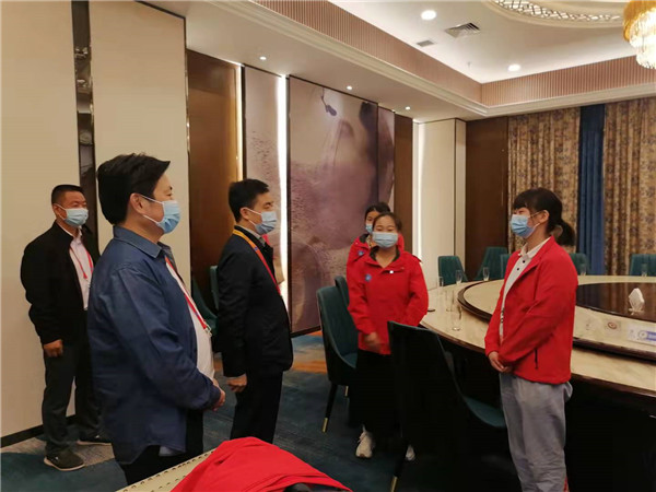 湖北省人社廳黨組成員、副廳長曾向陽慰問選手.jpg