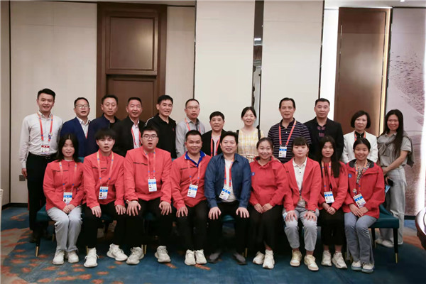 選手和人社局局長裴毅合影.jpg