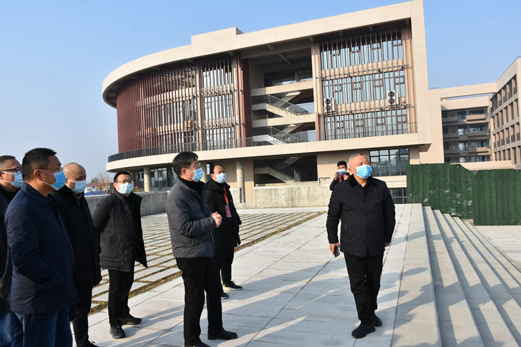 宣恩縣人大常委會考察團參觀非遺工匠小鎮建設工地_副本.jpg