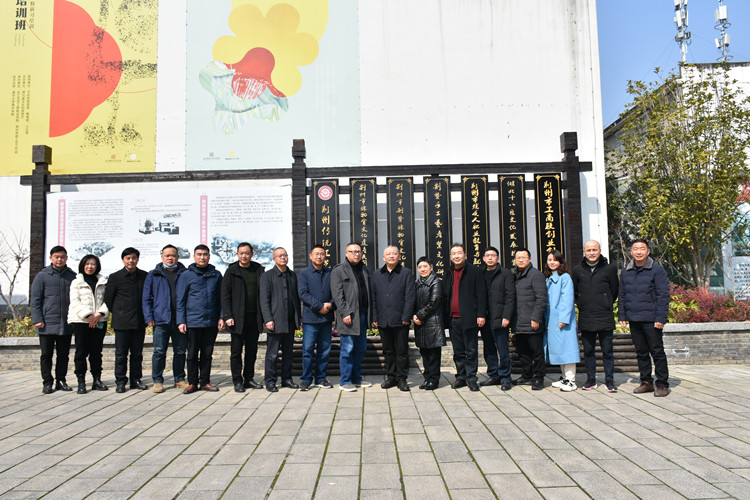 宣恩縣人大常委會考察團和集團領導合影 (1)_副本.jpg